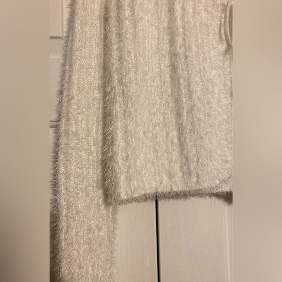 White fuzzy sweater - Picture 3 of 6